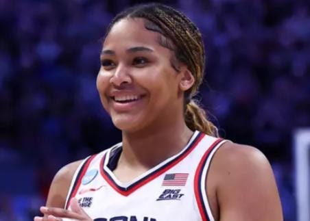Sarah Strong of UConn smiling on the court