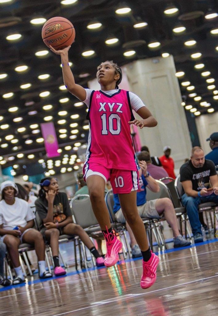 Rylee Cleveland driving to the basket